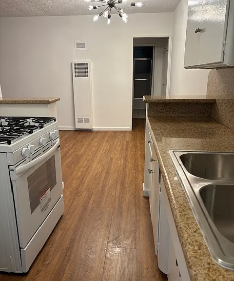 611 N Flores St #2 — Photo 4