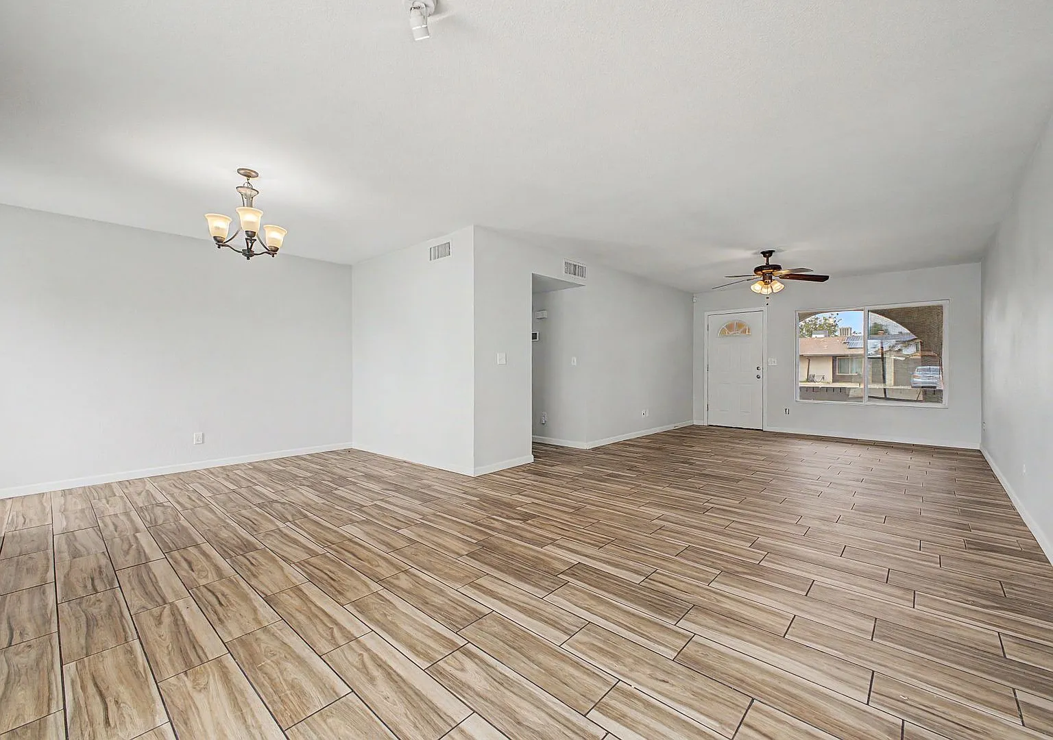 Move in ready 3BR/2BA Glendale Home with 2 car garage & backyard mini golf — Photo 1