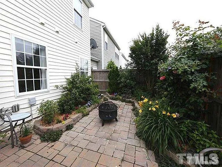 207 Mannington Dr — Photo 11