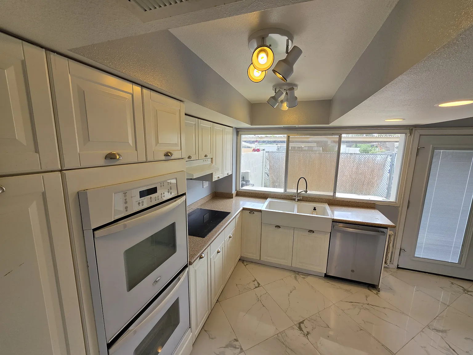 3 bed, 2.5 bath, 1608 sqft, $2,395 — Photo 4