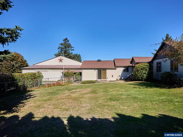 1060 Silver Falls Dr NE, Silverton, OR 97381