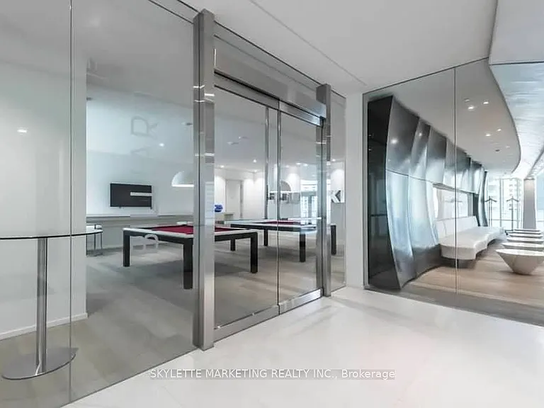 1 Bloor St E #422 — Photo 39