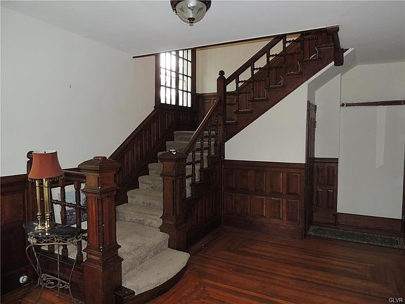 13x18 foyer. common on 1st floor.