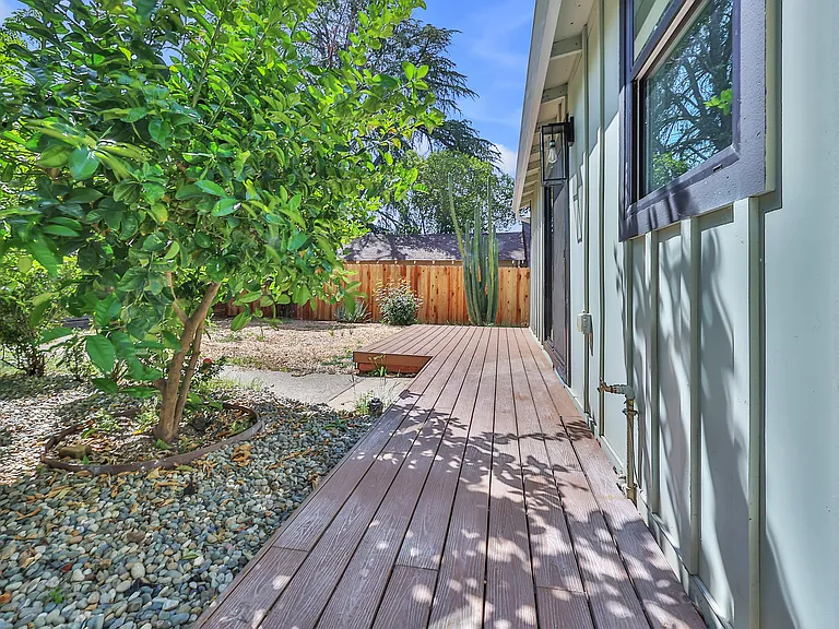 207 D St — Photo 31