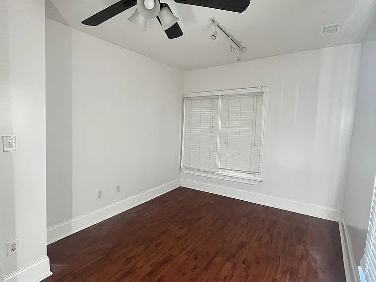519 E 39th St — Photo 10