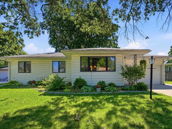 2216 Linnwood Dr, Cedar Falls, IA 50613