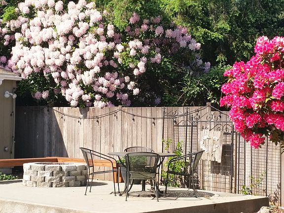 Patio with gas fire pit