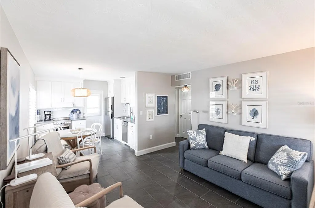 2 bed, 1.0 bath, 744 sqft, $8,370 — Photo 2
