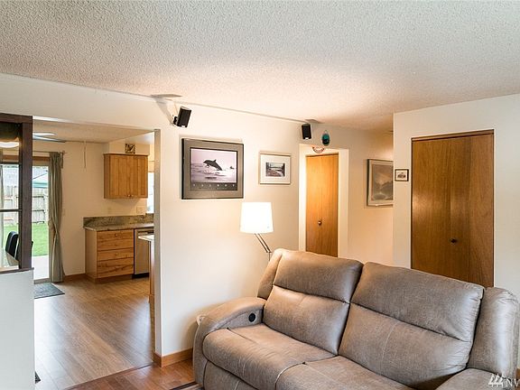 4th image of 281 NE Holly Leaf Ln