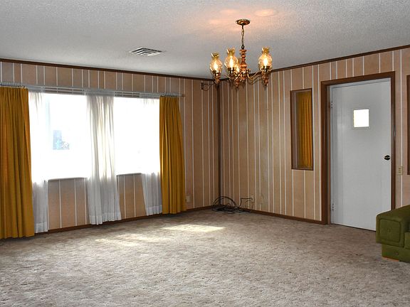 3rd image of 118 E Dogwood Dr