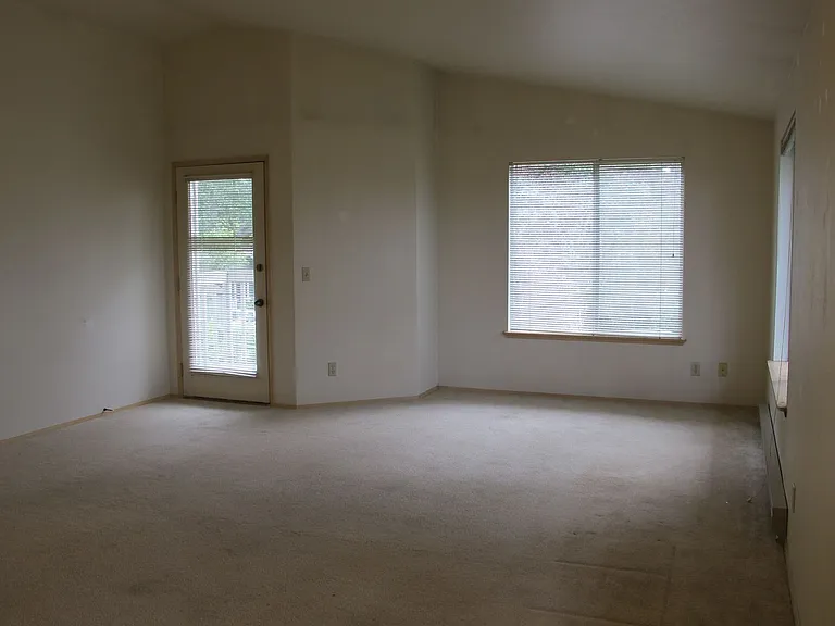 950 SE Ireland St — Photo 19