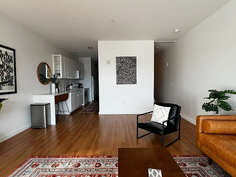 1914 Main Apartments — Photo 1