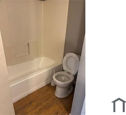 4th image of 2049 W Walnut St APT B