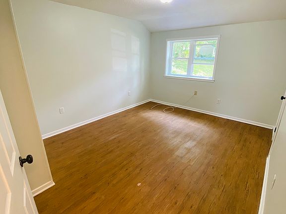 4th image of 17 Woodlawn Cir #17