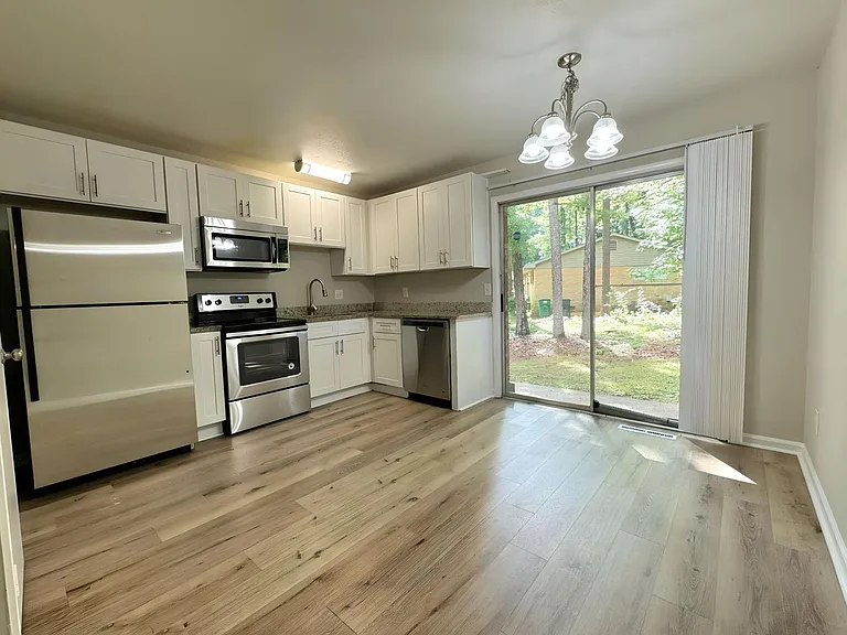 4626 Highlake Dr — Photo 8