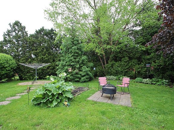 3rd image of 875 Oakwood Ln