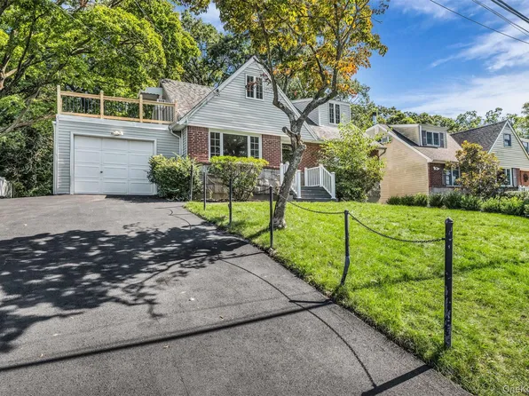 26 Shelley Place, Huntington Station, NY 11746