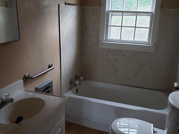 4th image of 82 Greenway St