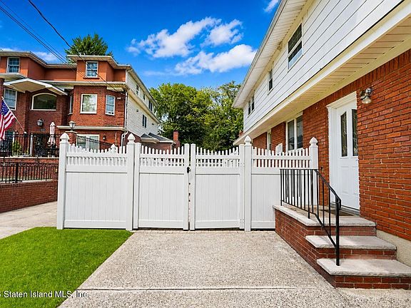 4th image of 109 Ridgecrest Ave