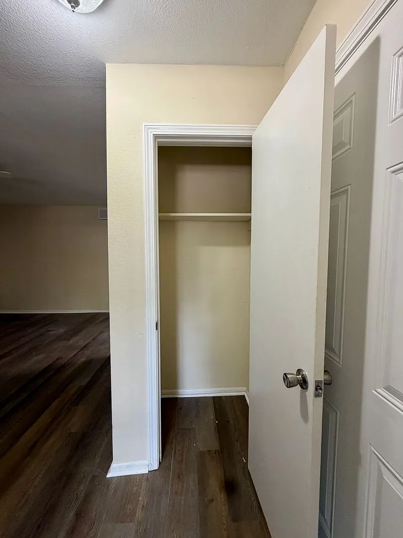 2BD, 2BA apartment located near the intersection of Perkins and Essen — Photo 2