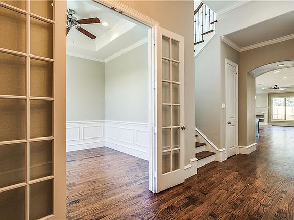 5th image of 310 S Glasgow Dr