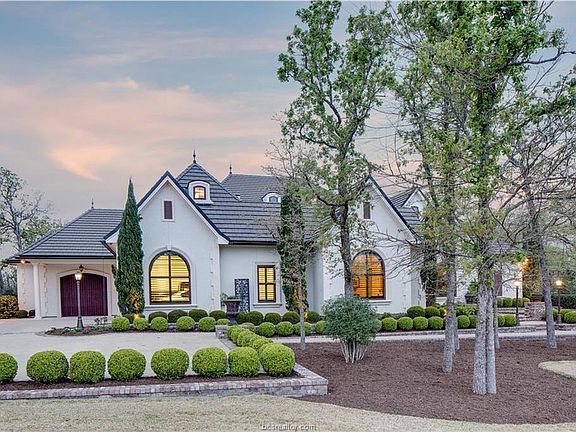 2nd image of 3135 La Venta Way