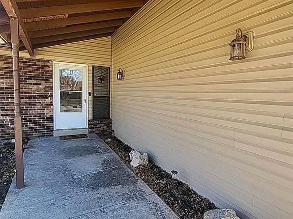 11352 Aspen Woods Dr, Saint Louis, MO 63138