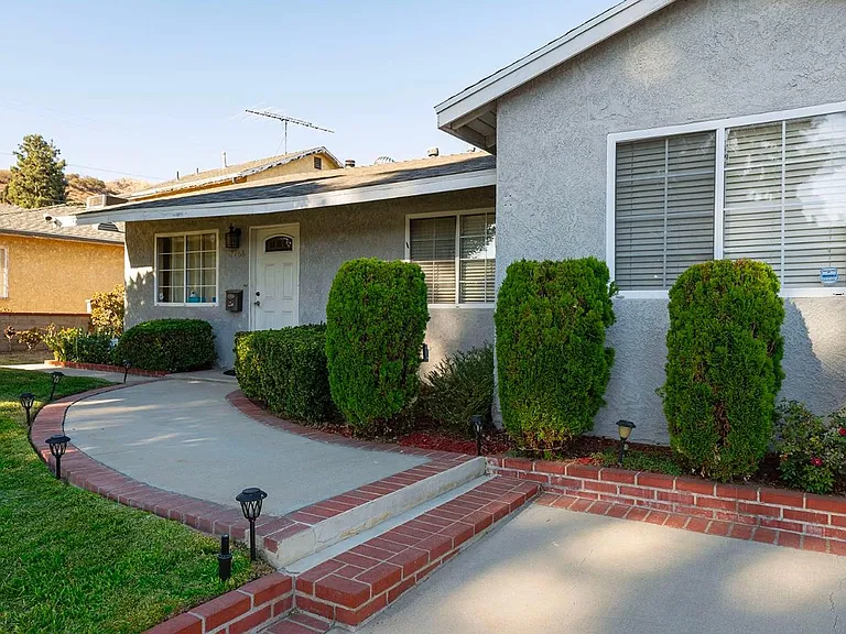 N Glenoaks Blvd — Photo 15