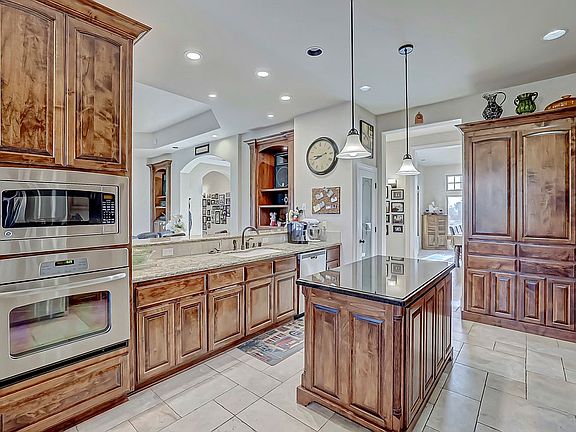 5th image of 18 Tuscan Dr