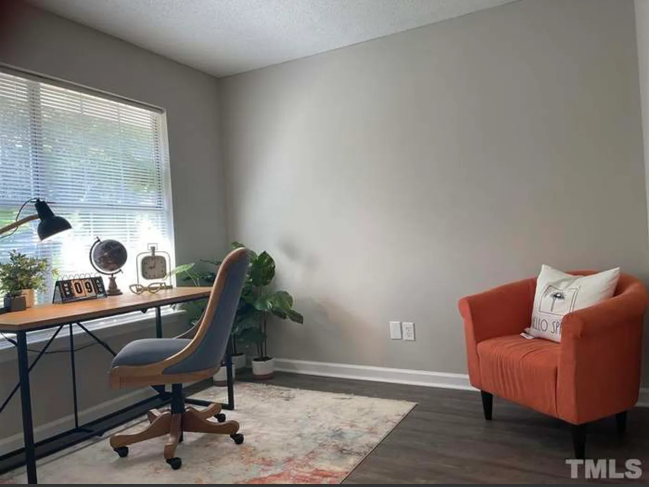 2 bed, 923 sqft, $1,595 — Photo 1
