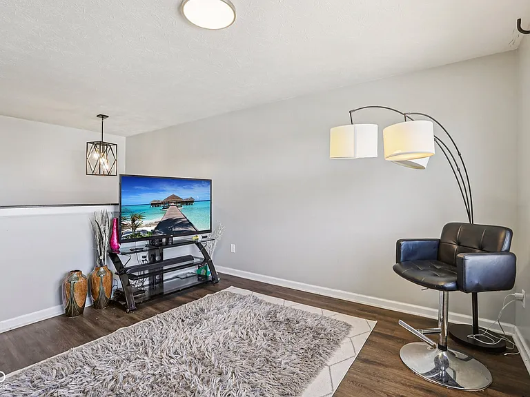6673 Laurelwood Dr — Photo 21