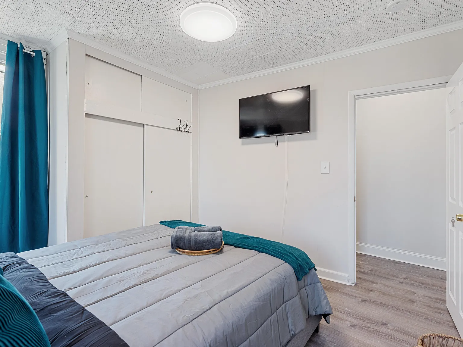 4 bed, 2.0 bath, 1800 sqft, $875 — Photo 2