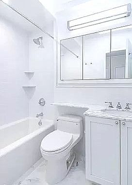 4th image of 15 E 9th St #4