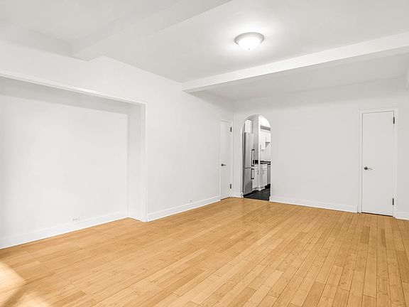 3rd image of 307 E 44th St APT 1015