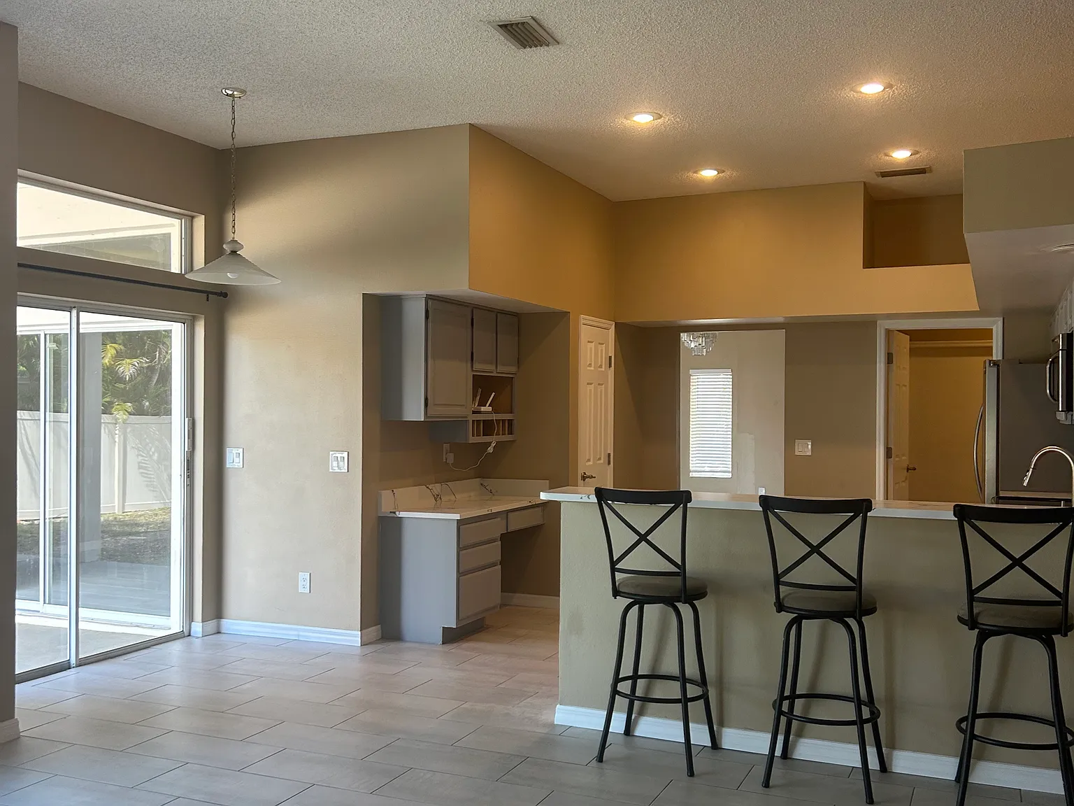 4 bed, 3.5 bath, 2371 sqft, $3,900 — Photo 4