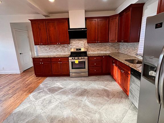 2nd image of 19 Clawson St Floor 1
