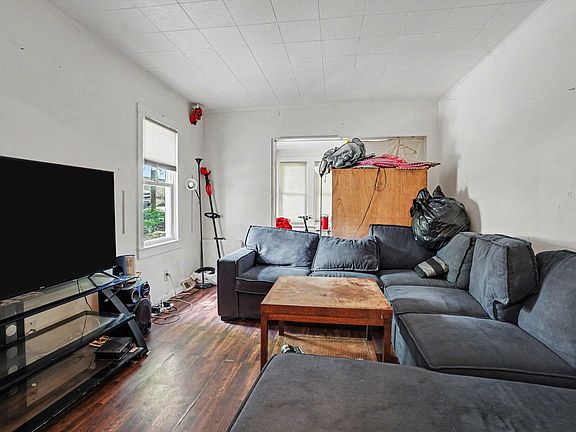 5th image of 749 Hutchinson St