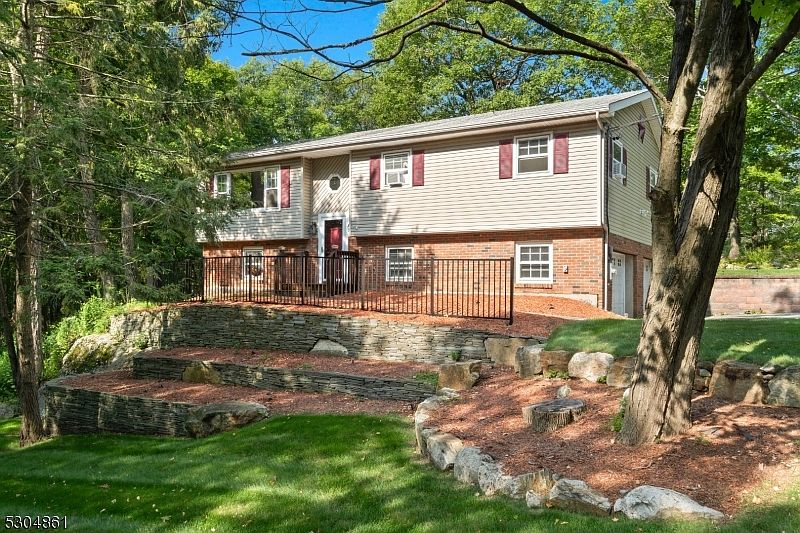 1st image of 15 Lawrence Dr