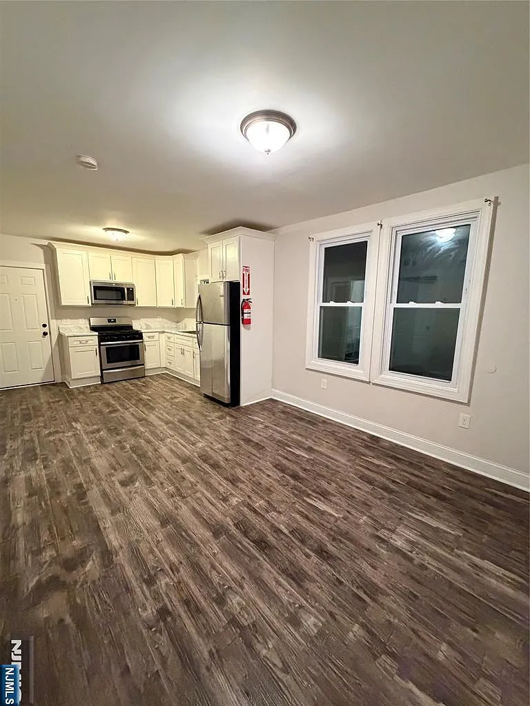 469 Alden St photo 1