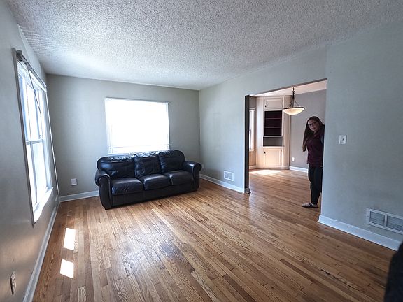 3rd image of 1233 7th Ave SE