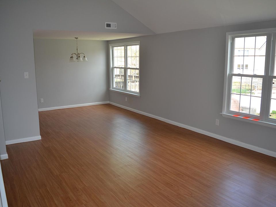2nd image of 106 Chaucer Rd #B