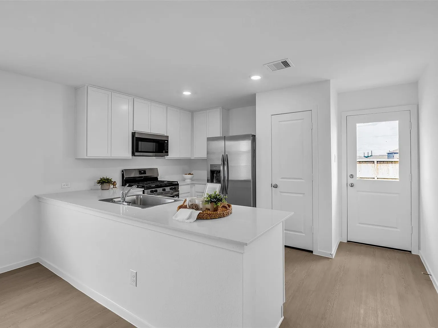 3 bed, 2.0 bath, 1418 sqft, $1,850 — Photo 2