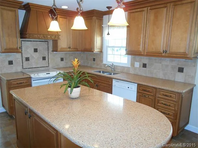 4 bed, 2.5 bath, 2507 sqft, $2,950 — Photo 4