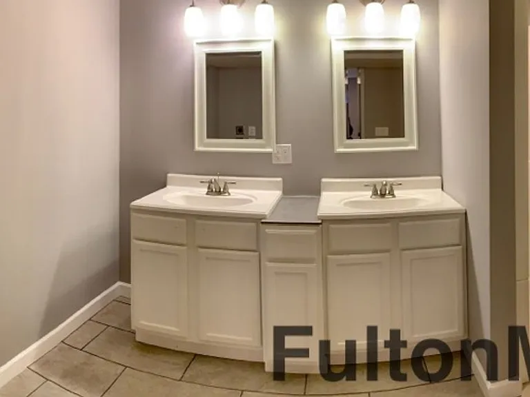 101 E 10th St #3 — Photo 11