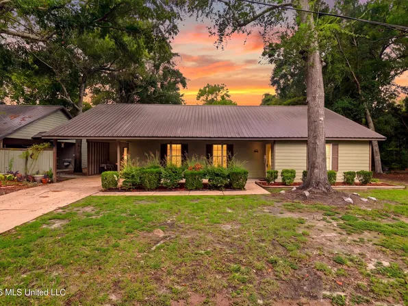 1533 Albacore Dr, Gautier, MS 39553