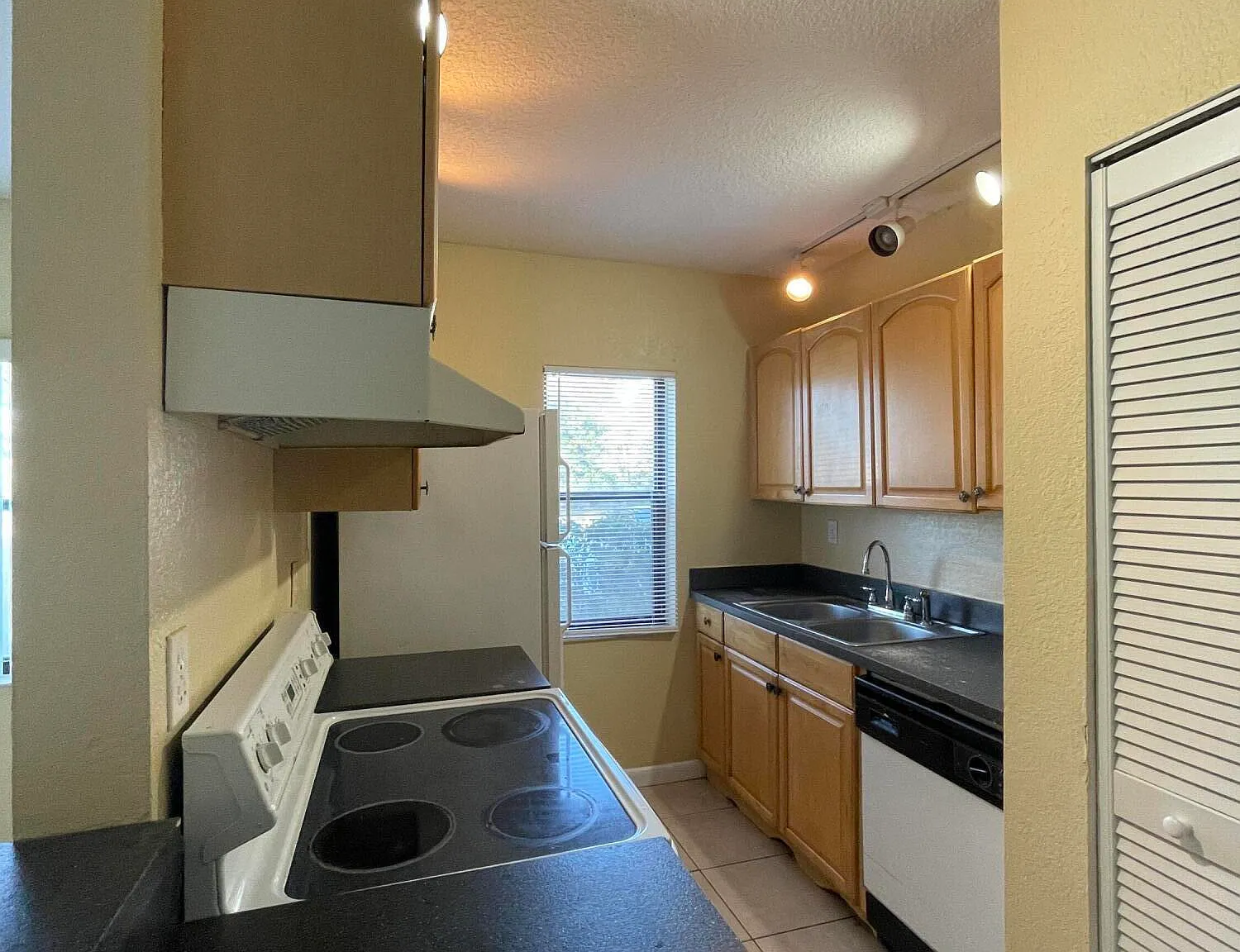 2 bed, 2.0 bath, 800 sqft, $2,000 — Photo 3