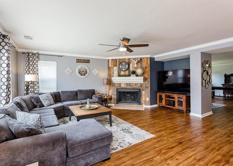 Cozy family room.
The furniture in the pictures was not current.