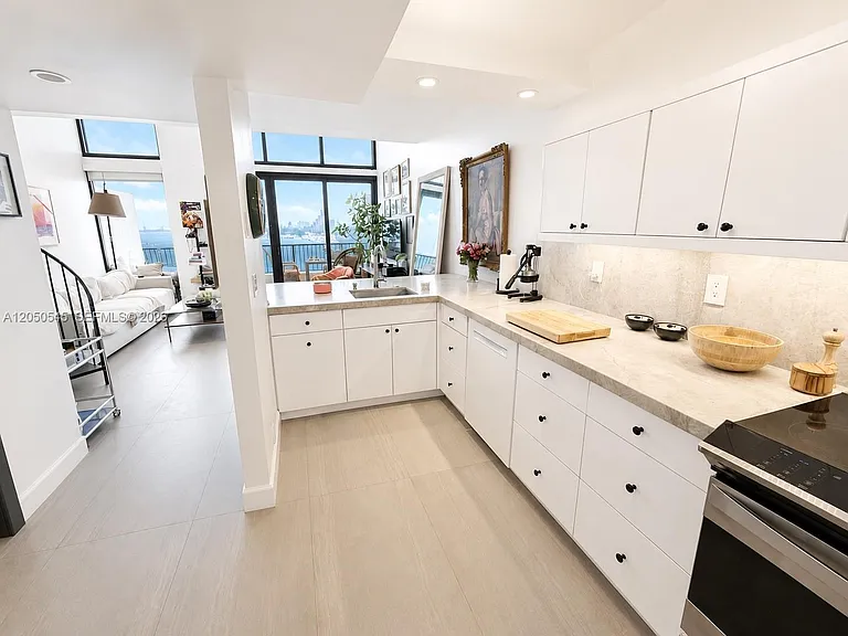 555 NE 15th St #T6 — Photo 3
