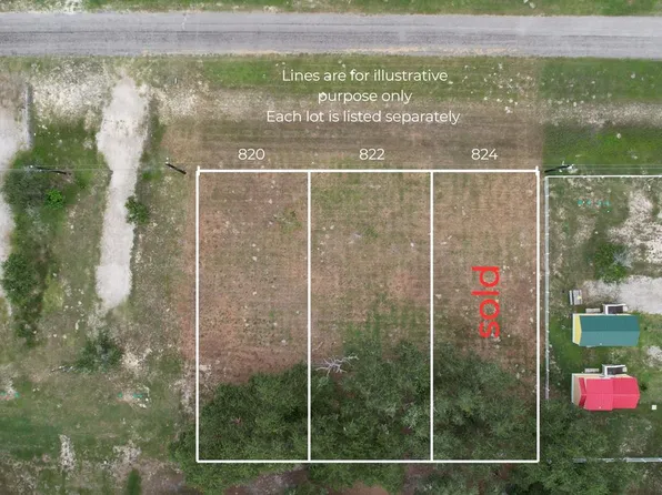 820 N Traylor Ave, Rockport, TX 78382