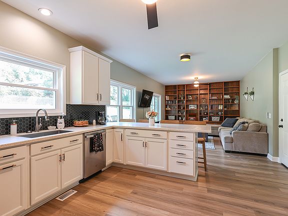 3rd image of 16 Crystal Ridge Dr